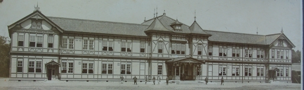 東京盲学校（筑波大学附属視覚特別支援学校の前身）校舎の本館の写真